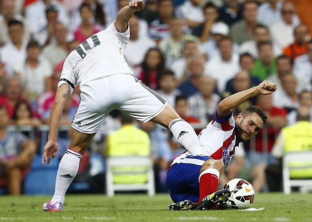 Koke arrebata un baln a James en un encuentro ante el Real Madrid en el Bernabu. / RAFA CASAL (MARCA)