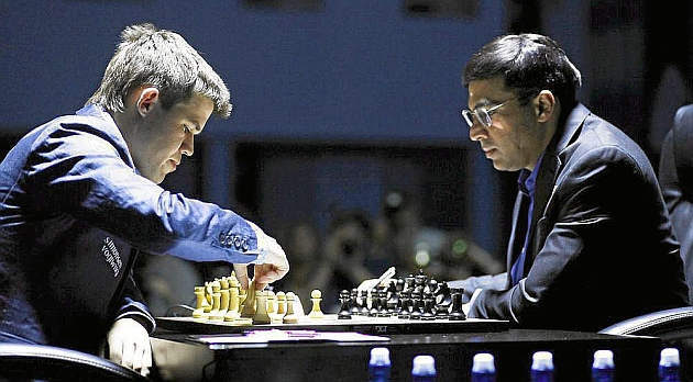Magnus Carlsen (23) y Viswanathan Anand (44) durante el Campeonato del Mundo. Foto: Marca