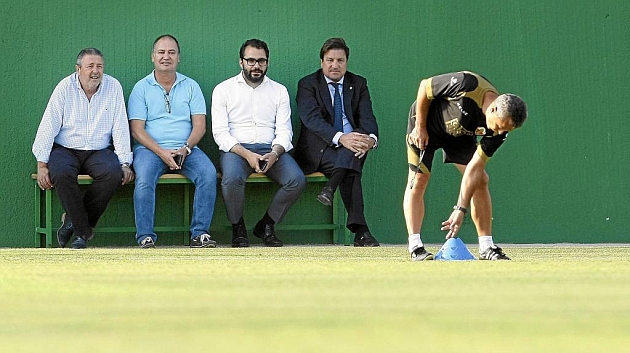 El Presidente, Jose Sepulcre sentado a la derecha junto al director deportivo, Victor Orta y otros directivos, observan a Fran Escrib durante un entrenamiento. Foto: Manuel Lorenzo