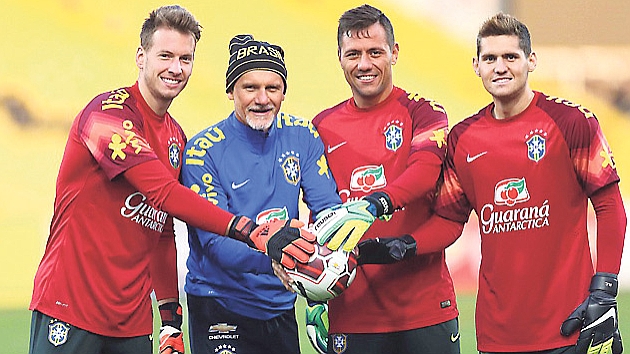 Cabral (24), Taffarel (48), Alves (30) y Neto (25), con Brasil. Foto: F. lvarez