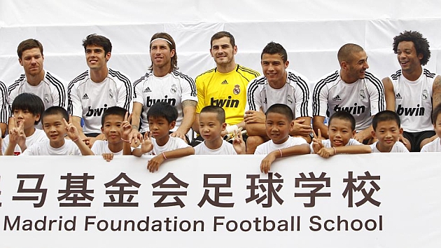 Xabi, Kak, Sergio Ramos, Casillas, Cristiano, Benzema y Marcelo, junto a nios en una gira por China. Foto: Chema Rey