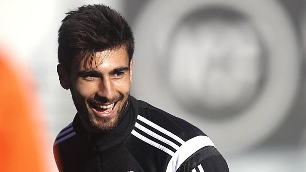 Andr Gomes (21) sonrie durante un entrenamiento del Valencia. Foto: Jose Antonio Sanz