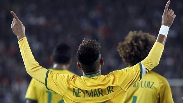 Neymar (22) celebra un gol en el partido frente a Turquia. Foto: Murad Sezer