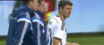 Müller se retiró con
molestias en la espalda