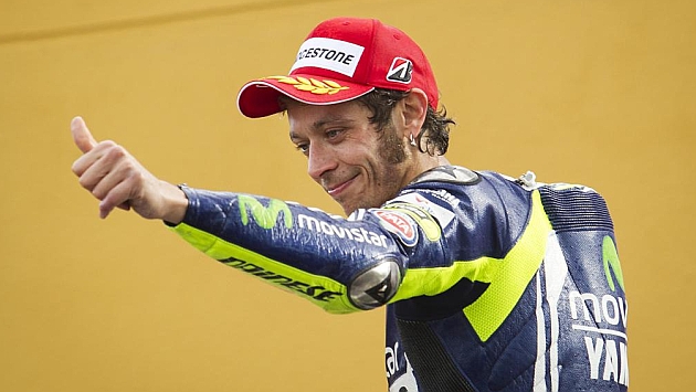 Rossi hace un gesto de que todo va bien tras la carrera disputada en Cheste. / AFP