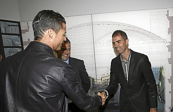 Cristiano Ronaldo (29) saluda a Gaizka Garitano (39) en la fiesta MARCA de la entrega de premios de la pasada temporada. Foto: PabloGarcia