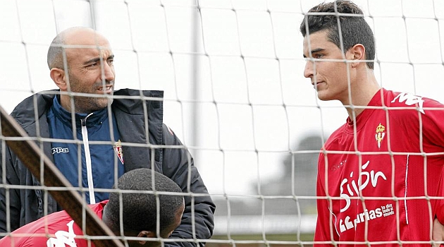 Rachid conversa con Abelardo durante un entrenamiento / Tuero - Arias (Marca)
