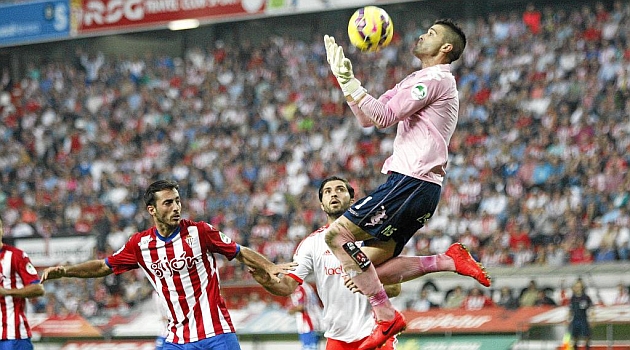 Cullar detiene el baln en el aire en el partido ante Osasuna / Tuero - Arias (Marca)