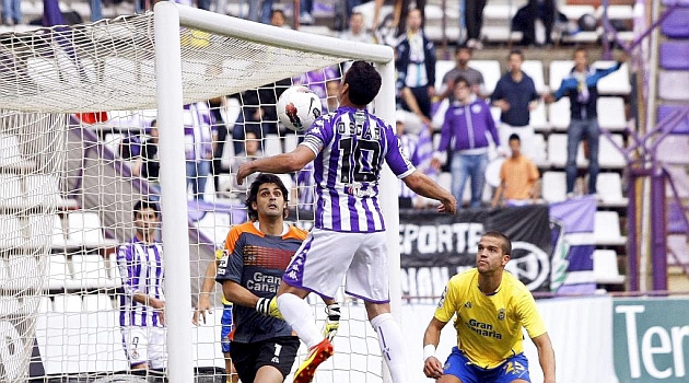 scar Gonzlez marca un gol con el pecho ante Las Palmas en el Jos Zorrilla hace tres temporadas / Csar Minguela (Marca)