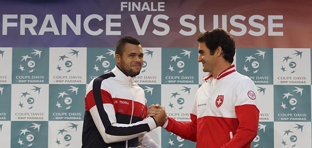 Tsonga y Federer se saludan durante el sorteo de la eliminatoria en Lille / AFP