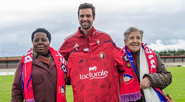 Miguel Flao junto a las aficionadas Juliana Bonoha y Maria Jesus Gurucharri, que recibieron una camiseta de Osasuna firmada por todos los jugadores / Daniel Fernndez (Marca)