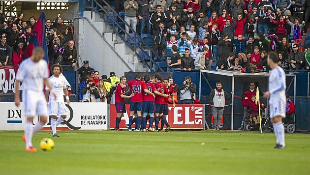 Los jugadores de Osasuna celebran uno de los goles que marcaron el ao pasado ante el Madrid en el partido de El Sadar que acab 2-2. / JUAN MANUEL SERRANO ARCE (MARCA)