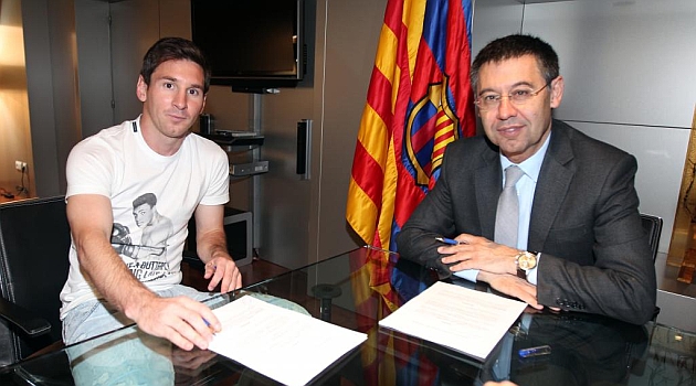 Leo Messi y Josep Maria Bartomeu en la firma del nuevo contrato del argentino en mayo de este ao. Foto: MIGUEL RUIZFCBARCELONA
