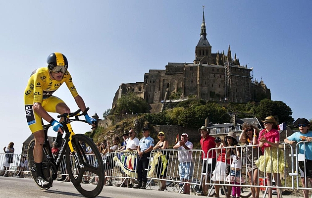 Chris Froome pedalea junto al Mont-Saint-Michel en 2013. / Afp