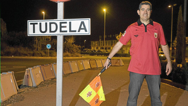 Eusebio Sáez (47) posa para MARCA en Tudela vestido de juez de línea con el banderín. / FOTO: TONI GALÁN