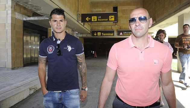 Vitolo y Monchi, en el aeropuerto de San Pablo. KIKO HURTADO