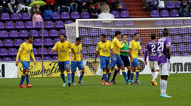 Vicente, despus de ser amonestado por el rbitro tras su gol en Valladolid / Csar Minguela (Marca)
