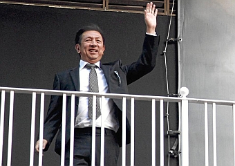 Peter Lim saluda a la aficin desde la balconada de Mestalla. /JOS ANTONIO SANZ