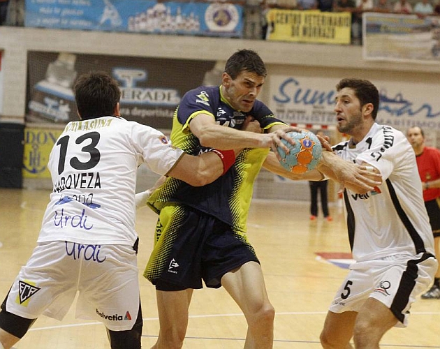 Alen Muratovic trata de penetrar entre la defensa rival. Fotos: Jorge Landn
