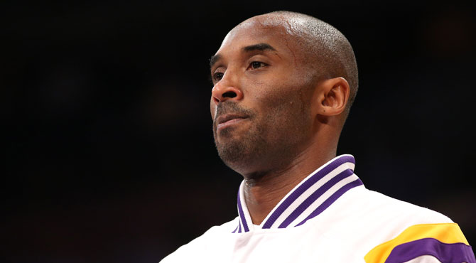 Kobe ya es el 'abuelo' de los rcords y con un inaudito 'triple-doble' salva a los Lakers