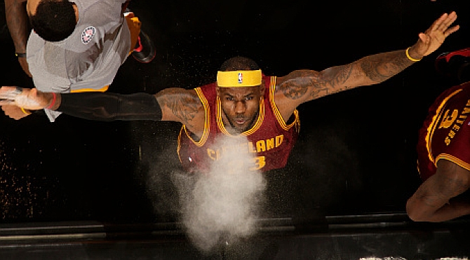 LeBron en uno de sus ltimos 'Chalk Toss'. Foto: Getty Images.