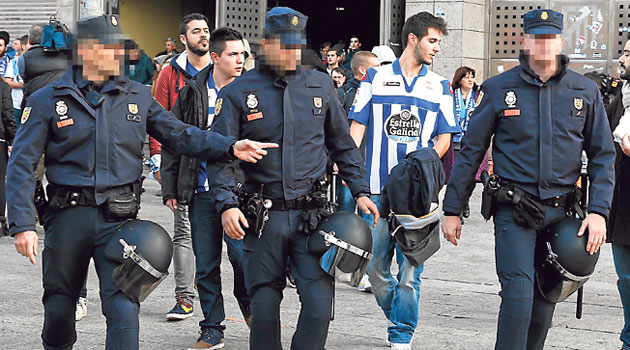 Agentes de la Polica custodian a los hinchas del Depor en el Caldern / Foto: Jos A. Garca