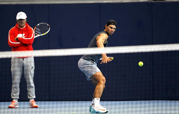Rafa Nadal se entrena este lunes bajo la atenta mirada de su to y entrenador Toni Nadal. Foto: Tooru Shimada