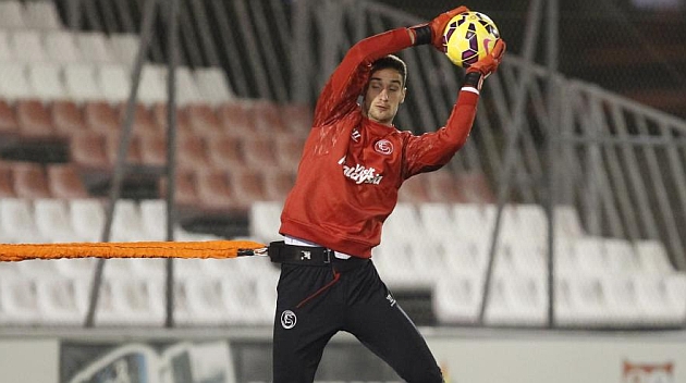 Sergio Rico, durante un entrenamiento del Sevilla. RAMN NAVARRO