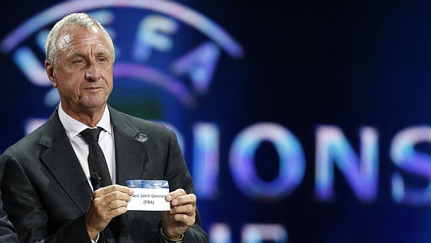 Cruyff, en un sorteo de la Liga de Campeones. / AFP