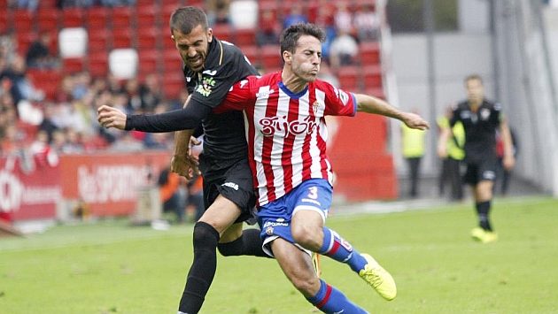 Alex Menndez durante el Sporting - Legans. Foto: Tuero-Arias