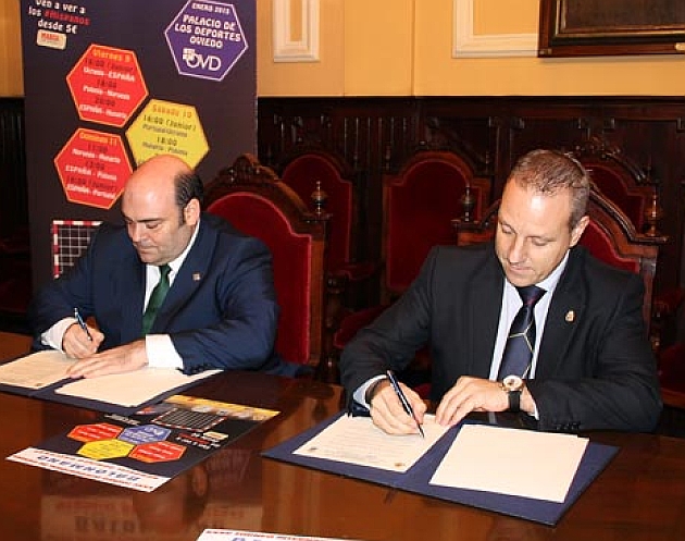 Francisco Blzquez, presidente de la RFEBM, y el alcalde de Oviedo, Agustn Iglesias, firman el acuerdo. Foto: Ayuntamiento de Oviedo