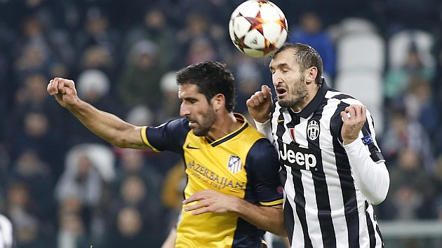 Ral Garca y Chiellini, en un momento del Juventus-AtlticoFOTO: JOSE A. GARCIA
