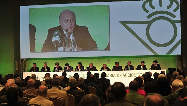 El presidente Ollero se dirige a los accionistas del Betis. KIKO HURTADO