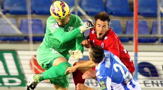Queco Pia despeja de cabeza ante Sergi Enrich en el partido en Soria / David (Marca)