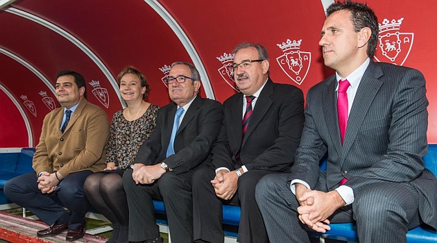 La nuevo directiva de Osasuna, con el presidente Luis Sabalza en el centro, en el banquillo de El Sadar / Daniel Fernndez (Marca)