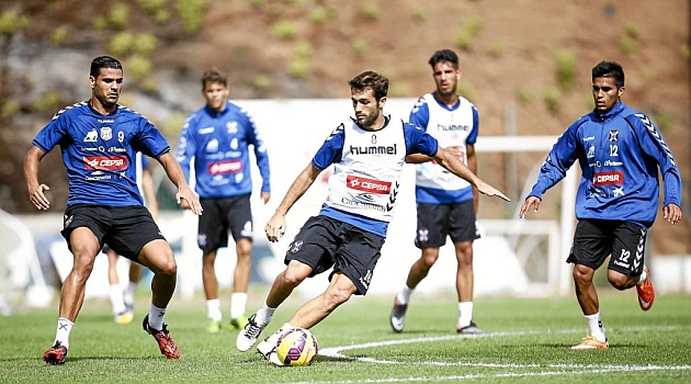 Aitor Sanz, entre Aridane y Uli Dvila, en un entrenamiento del Tenerife / Santiago Ferrero (Marca)