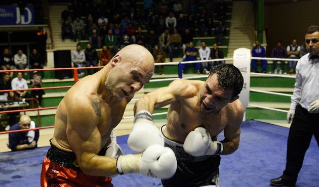 Foto: El boxeador afincado en Arnedo en plena pelea. Fuente: Fotos Deniz.