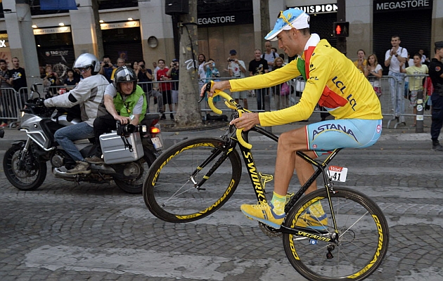 Nibali hace un 'caballito' en los Campos Elseos tras ganar el Tour 2014. / Afp