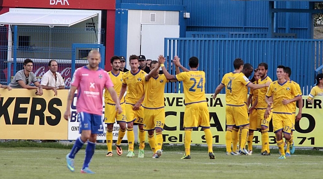Los jugadores del Alcorcn celebran el gol del triunfo ante el Tenerife la pasada temporada en Santo Domingo / Marca