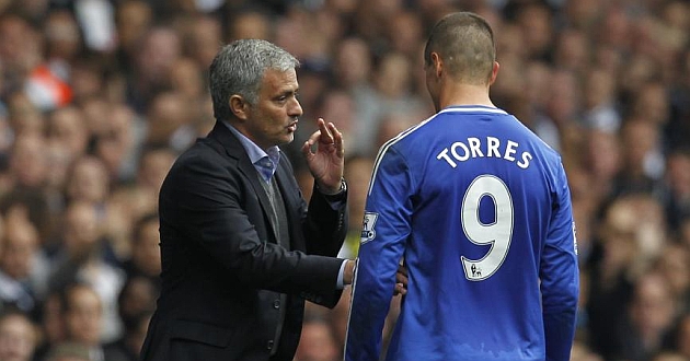 Mourinho junto a Fernando Torres en el Chelsea antes de ser cedido al Milan. Foto: AFP