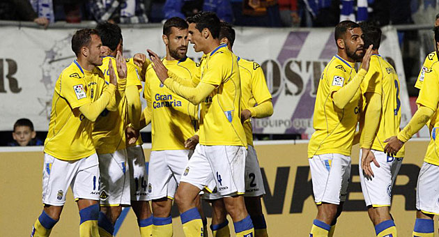 Los jugadores de Las Palmas celebran un gol / J.P. YAEZ