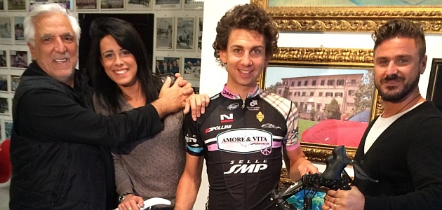 Mauro Santambrogio, con los miembros del Amore&Vita, el equipo que lo acogi para 2015.