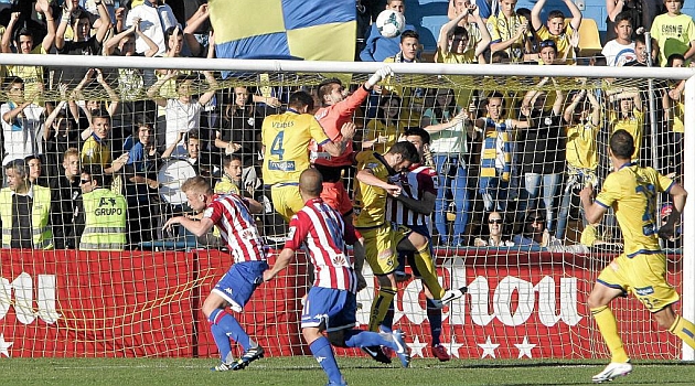 Cullar despeja de puos en la derrota del Sporting en Alcorcn / Rubn de Pedro (Marca)