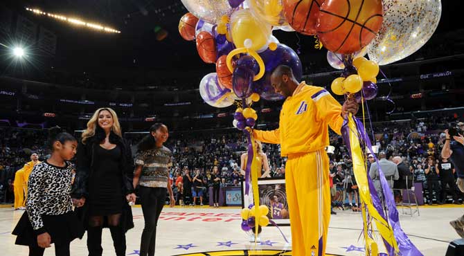 Emotivo tributo de los Lakers a Kobe al superar a su musa Jordan