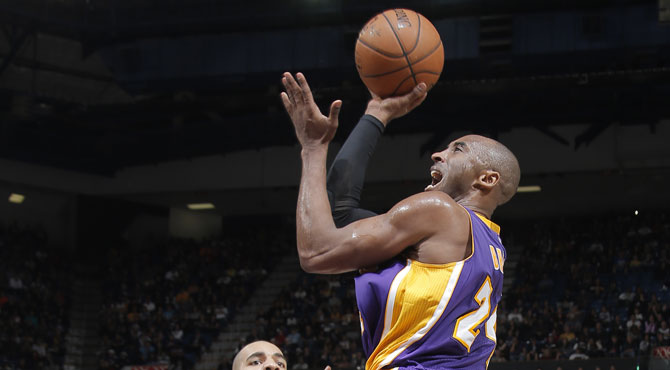 Kobe Bryant se tira hasta las zapatillas en Sacramento