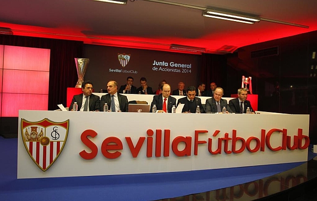 Una imagen de la Junta General del Sevilla de este lunes. Foto: RAMON NAVARRO