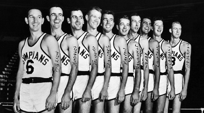 Fotografa de los Indianapolis Olympians en 1953 con Walther el cuarto empezando por la izquierda. Foto: Getty Images.