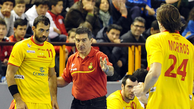 Manolo Cadenas dando instrucciones durante un partido a sus jugadores. / FOTO: MARCA