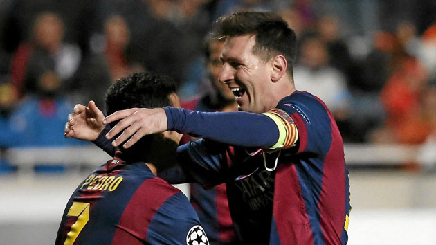 Pedro y Messi se abrazan tras un gol del argentino. / FOTO: AFP