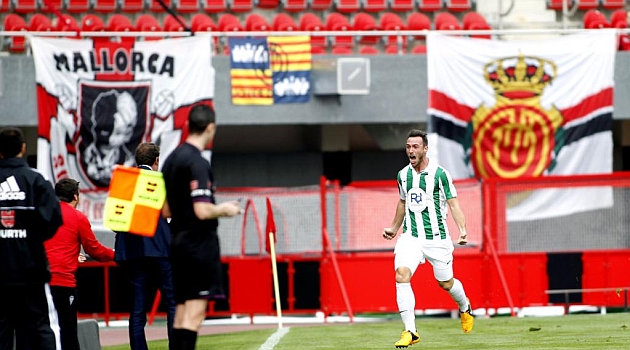 Xisco celebra un gol en el Iberostar... al que podra volver como bermelln / Marca